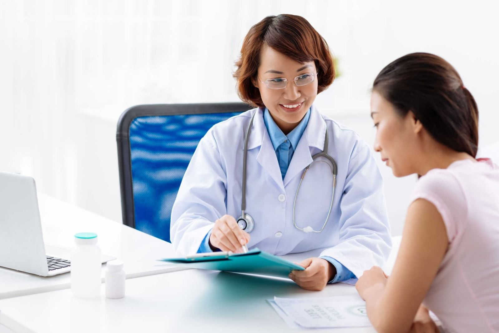 Bác sĩ kiểm tra sức khỏe tổng quát