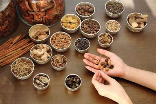 Trị viêm tinh hoàn bằng đông y có ưu và nhược điểm gì?