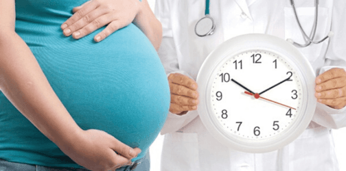 Mẹ bầu ra dịch nhầy màu hồng báo sinh cần phải làm gì? 