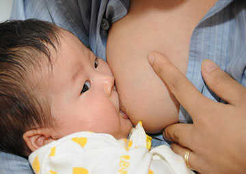 Mẹ bị sùi mào gà có cho con bú được không, có bị lây nhiếm không