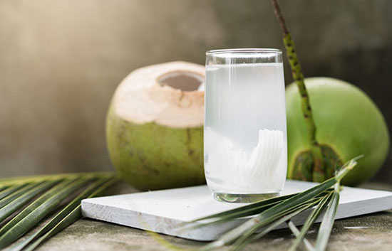 Ngày đèn đỏ có nên uống nước dừa