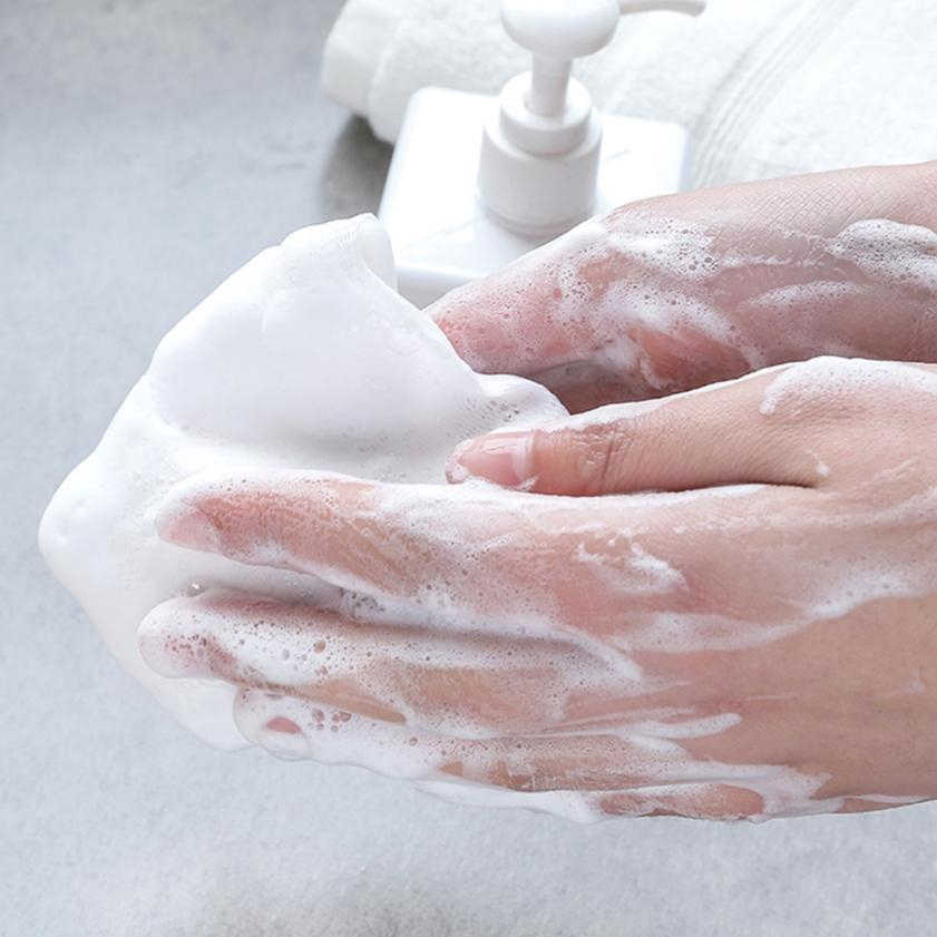 Những chất lạ như xà phòng, sữa tắm, dầu gội