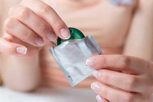 Sử dụng bao cao su khi quan hệ tình dục